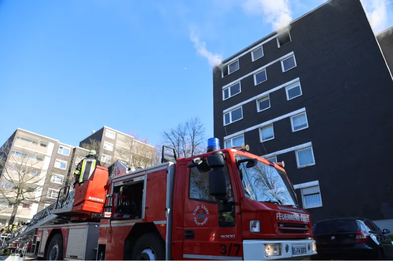 Essen-Horst - Menschenrettung unter Atemschutz eingeleitet 