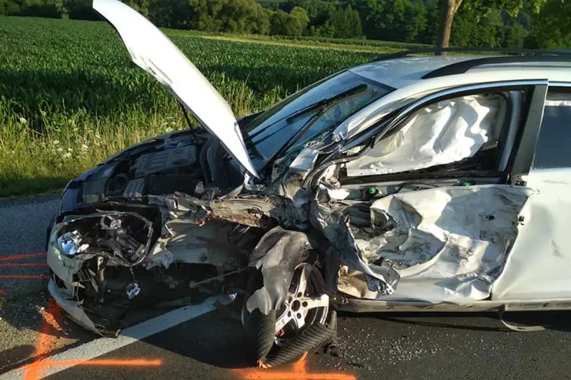 Ottendorf an der Rittschein - 24-Jährige eingenickt und kracht frontal in LKW