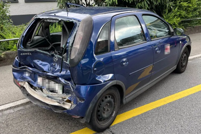  Rebstein SG - Alkoholisierte Lenkerin übersieht stehendes Auto