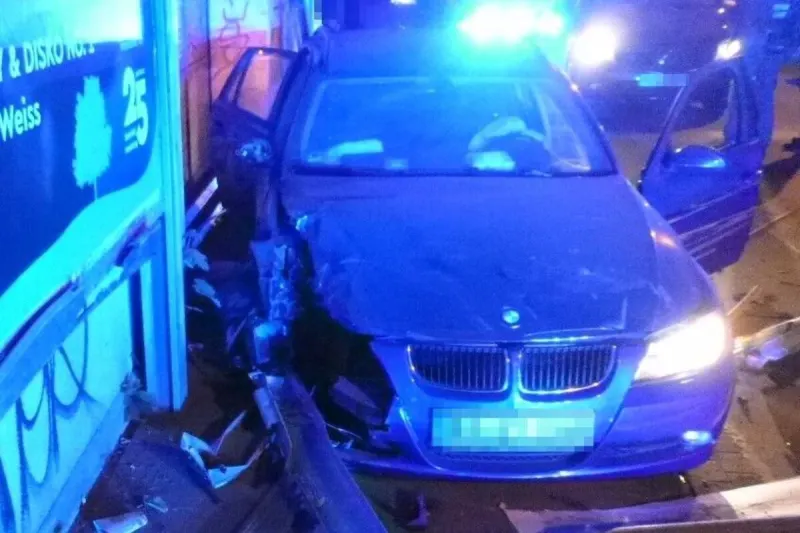 Bielefeld - 16-Jähriger fährt das Auto seines Vaters zu Schrott