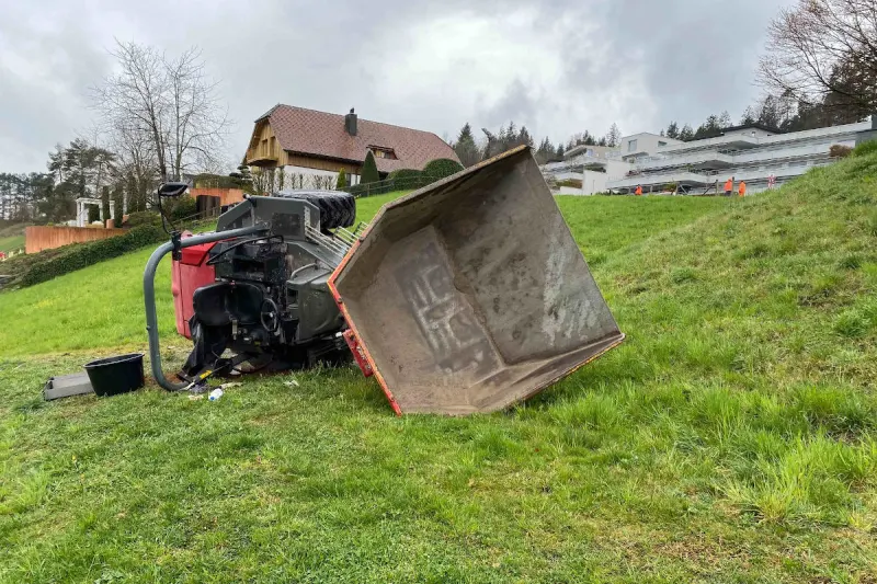 Risch-Rotkreuz ZG – Mit 5 Tonnen schwerem Baufahrzeug überschlagen