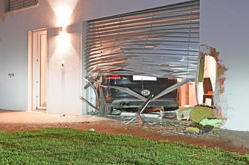 Hallau SH – Auto kracht in Wohnhaus und landet im Wohnzimmer
