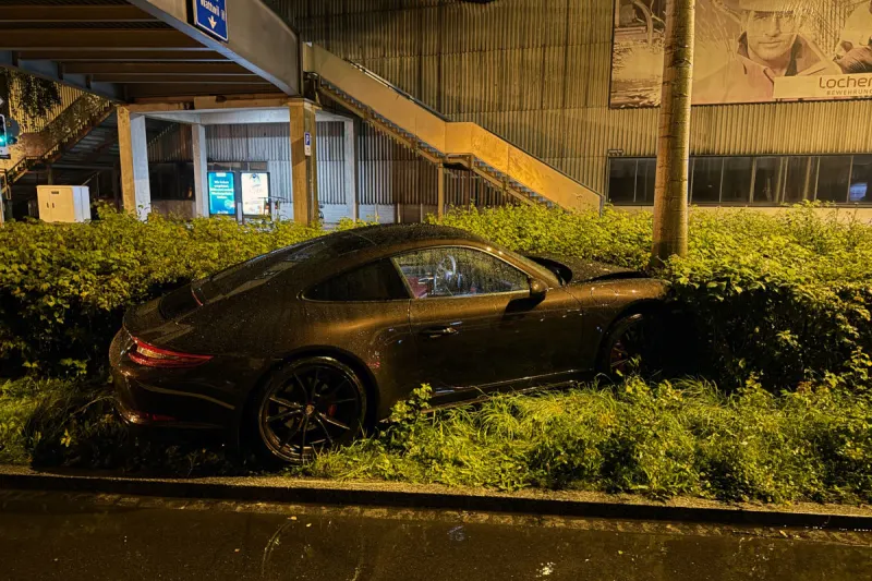 Unfall in St.Gallen SG – Porsche prallt gegen Baum 