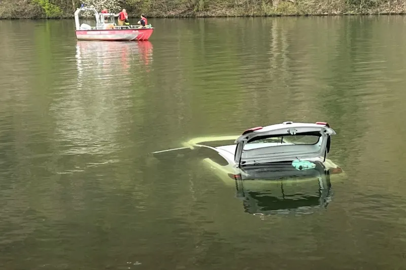 Essen - Frau landet mit PKW im Kettwiger Stausee