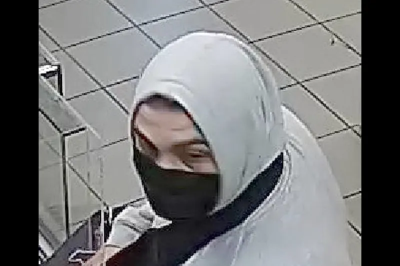Aachen – Öffentlichkeitsfahndung nach schwerer räuberischer Erpressung an Tankstelle