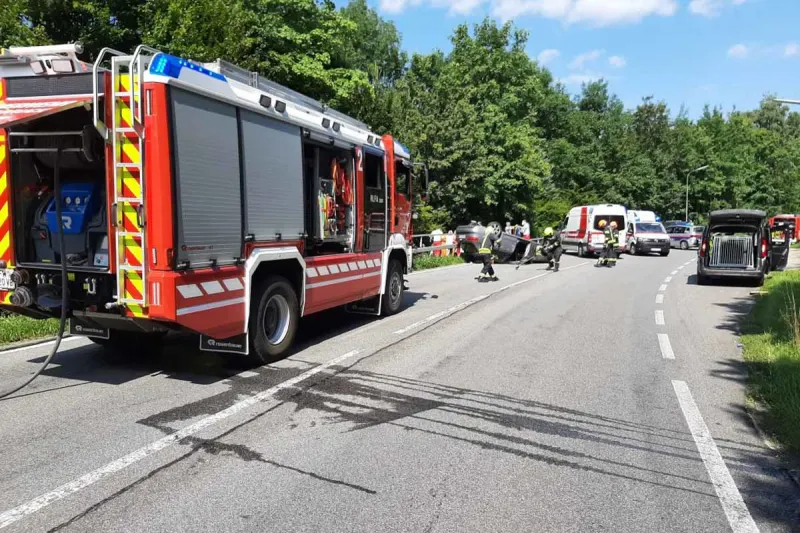 Vöcklabruck - PKW kam von der Fahrbahn ab und überschlug sich - Ehepaar verletzt