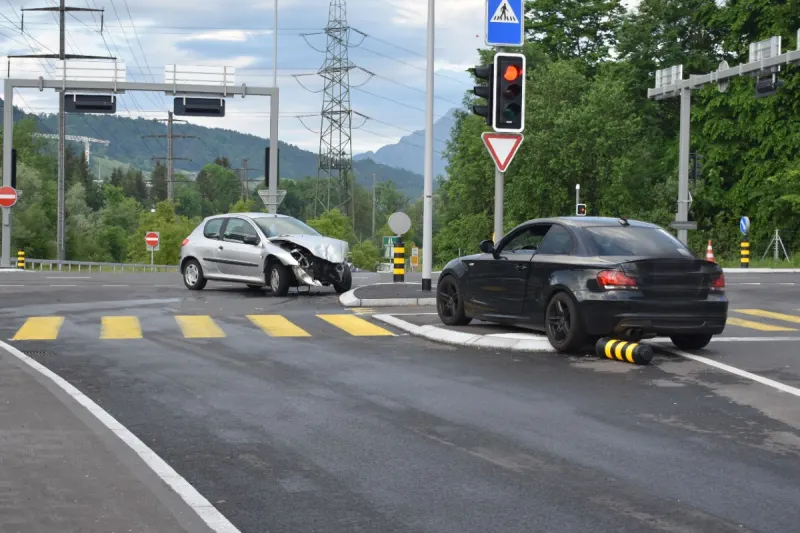 Inwil LU - Rotlicht übersehen und in anderes Fahrzeug geprallt