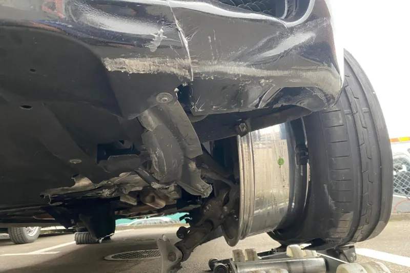 Risch Rotkreuz ZG - Autorad macht sich selbstständig - Rolls Royce mit Totalschaden