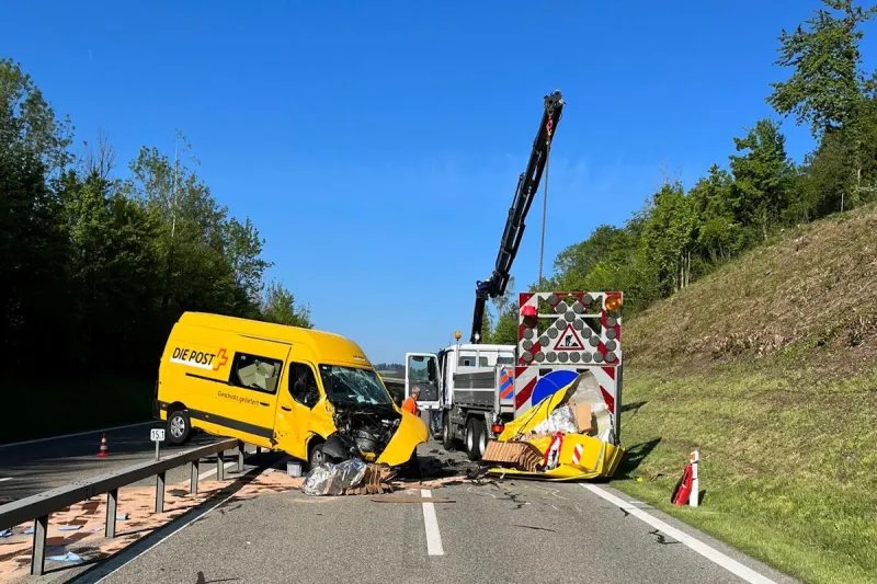 Chaos auf der A52 bei Grüningen ZH – Auffahrunfall führt zu massiver Verkehrsbehinderung