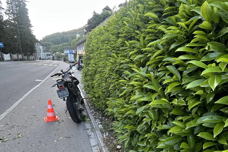 Aarburg AG – Motorradfahrer (17) prallt bei Unfall in Hecke 