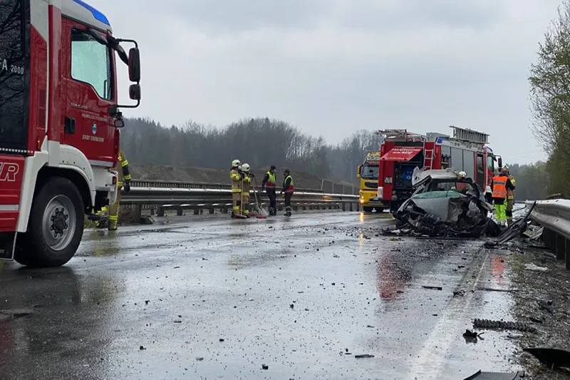 Drama in Weitwörth - PKW kracht frontal in LKW - 31-Jähriger tot!