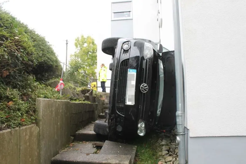Freudenberg NW – VW Golf stürzt über Mauer