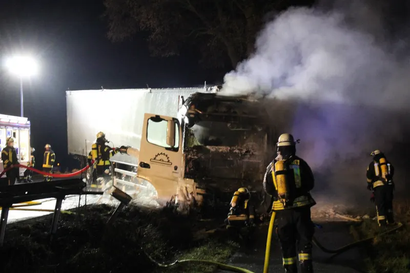 B482 Petershagen – Lkw-Führerhaus geht in Flammen auf