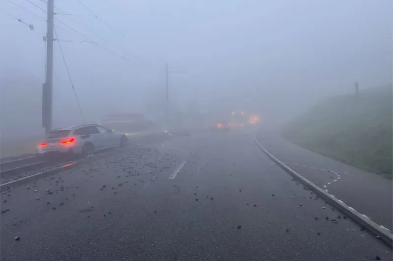Unfall in St. Gallen SG – Automobilistin gerät im Nebel auf Gegenfahrbahn