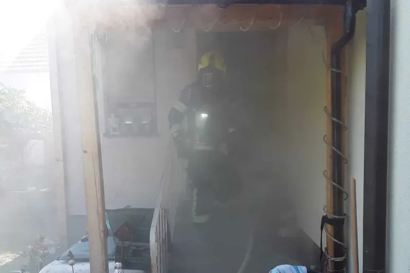 Neusiedl am See - Defektes Ladekabel löst Brand im Wohnzimmer mit vier Kindern aus