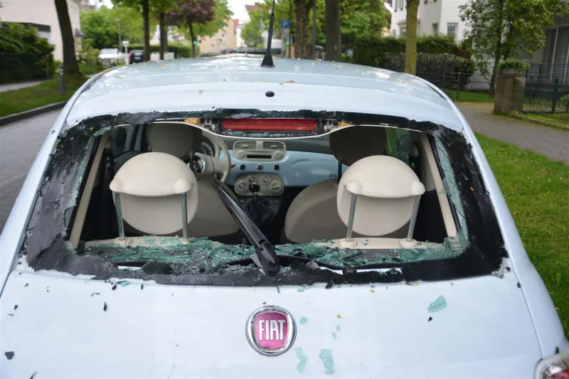 Herford - Radfahrer übersieht geparkten Fiat