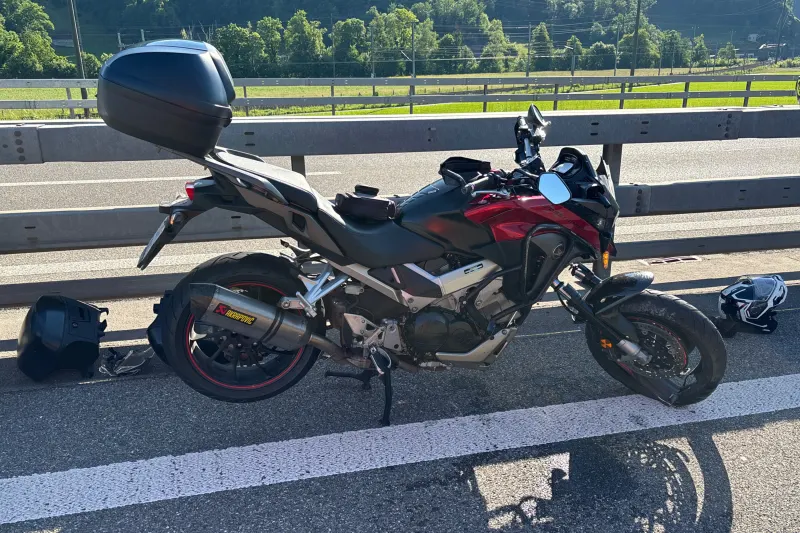 Niederurnen GL -  Unfall auf der A3 bei Raststätte Glarnerland