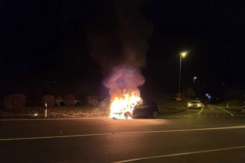 Effingen AG – Auto gerät auf A3 in Brand