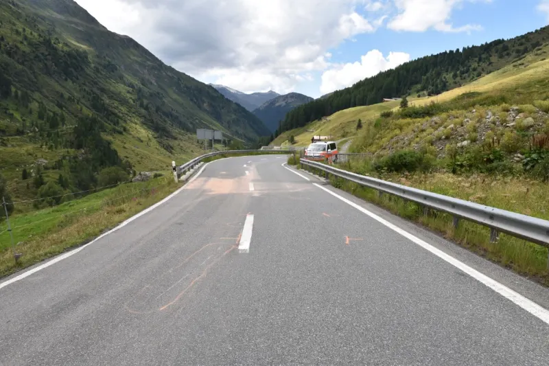 Davos GR - Sturz nach Überholmanöver auf dem Flüelapass - drei Töffffahrer kommen zu Fall