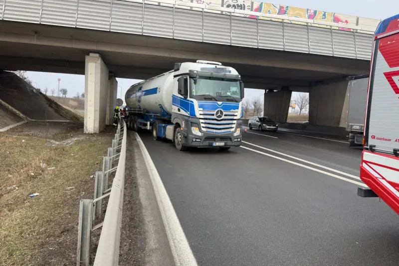 Schwechat – Lkw bleibt auf Beschleunigungsstreifen liegen