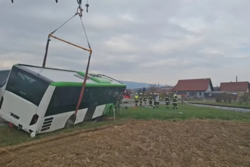 Stainz – Linienbus rutscht bei Unfall in Graben