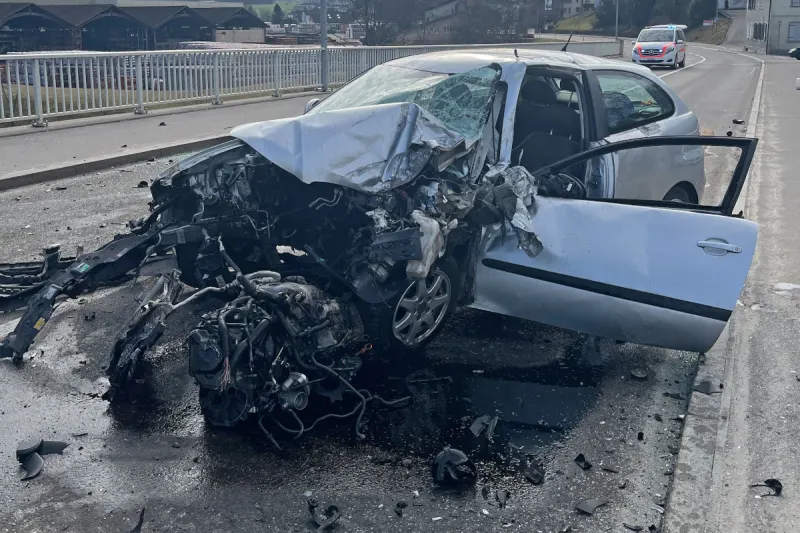 Istighofen TG – Autofahrerin kollidiert auf Brücke mit Lastwagen