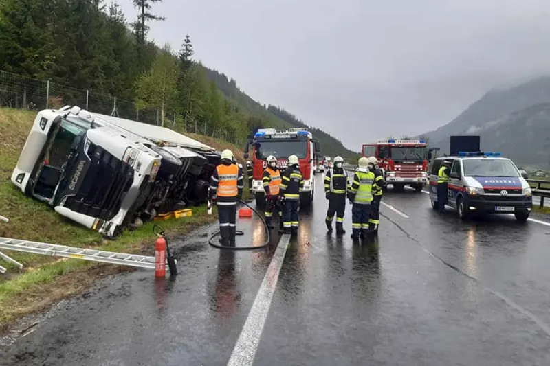 Traboch - Sattelschlepper auf A9 zur Seite gekippt
