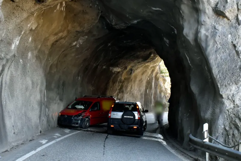 Schüpfheim LU - Kollision zwischen Lieferwagen und Auto im Tunnel