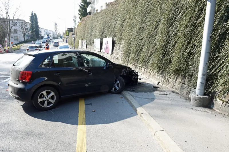 Stadt Luzern - Autofahrerin bei Unfall verletzt