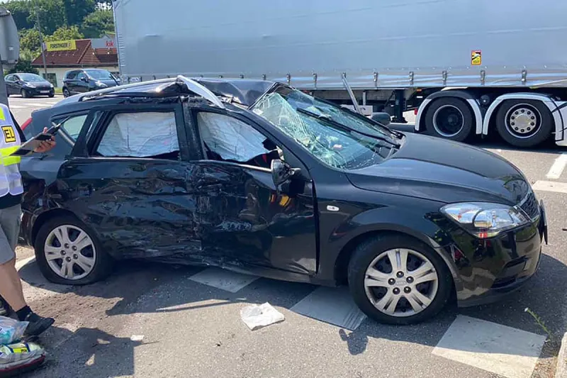 Grieskirchen - LKW kracht in Kia - Mehrere Verletzte, darunter ein Kleinkind
