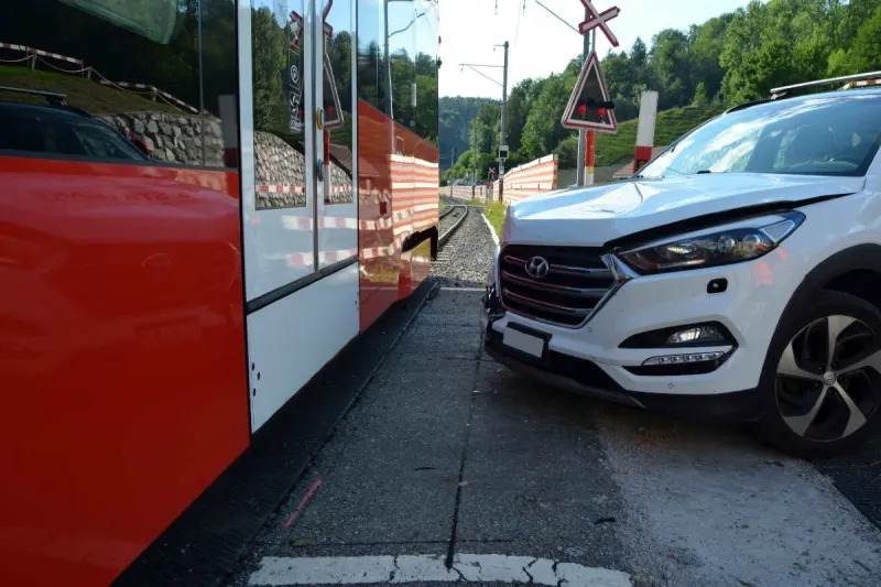 Gais AR - Unfall zwischen Auto und Bahn endet glimpflich