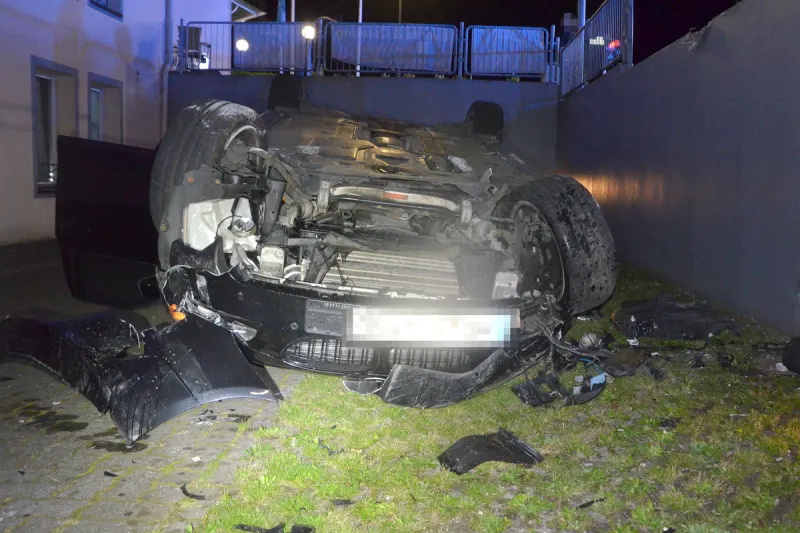 Bremerhaven - BMW fällt nach Unfall zwei Meter tief 
