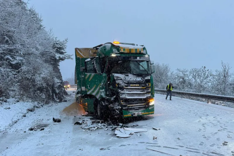 Zirl T – Unfall mit zwei Lkw bei winterlichen Verhältnissen
