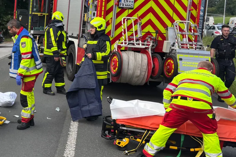 Schwelm NW – Zwei schwerverletzte Personen nach Unfall von Pkw mit Motorroller
