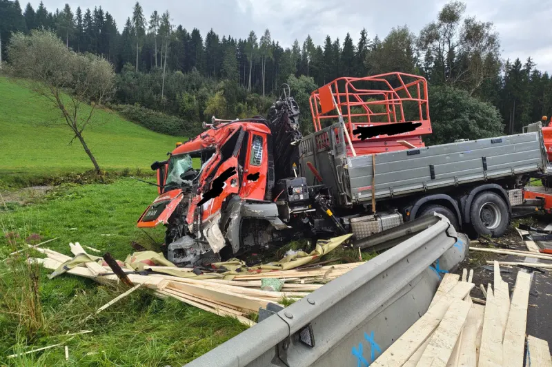 Neumarkt ST – Lenker schwer verletzt bei Unfall mit Lkw