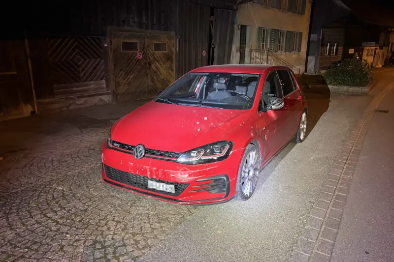 Ammerswil AG – VW kracht bei Unfall in Scheunentor