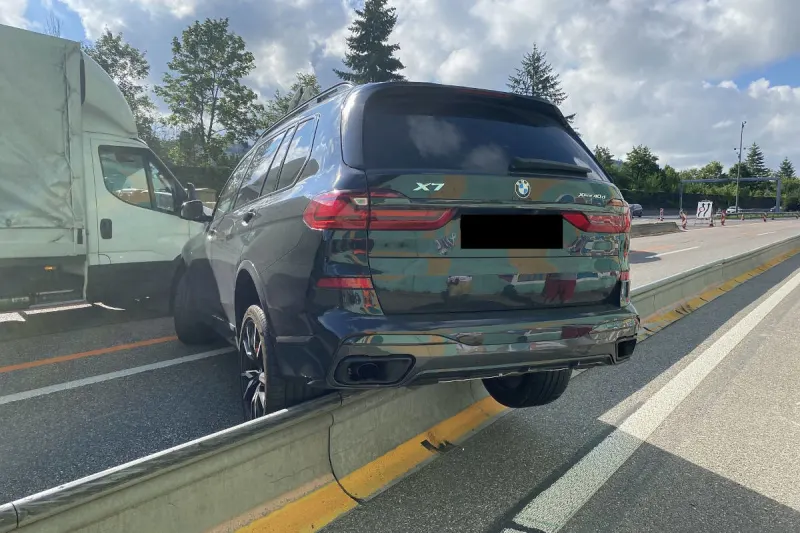 A2 Sissach BL – BMW X7 landet auf einer Baustellenleitplanke