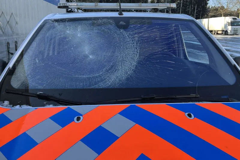 Sursee LU – Eisplatte fällt von Lastwagen auf Lieferwagen
