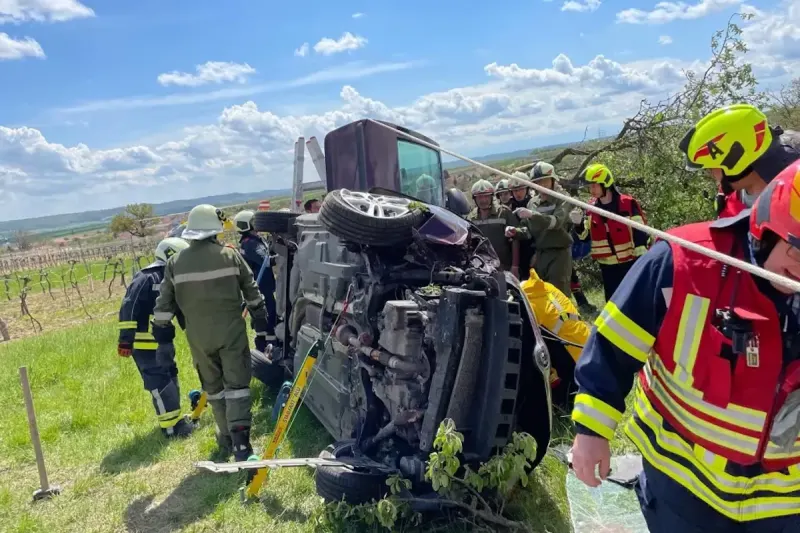 Sitzendorf an der Schmida – Verkehrsunfall mit eingeklemmter Person