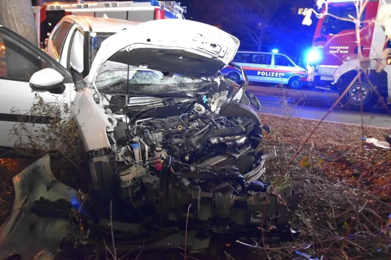 Wien - Schwerer Verkehrsunfall - Mehrere Personen teils schwer verletzt 