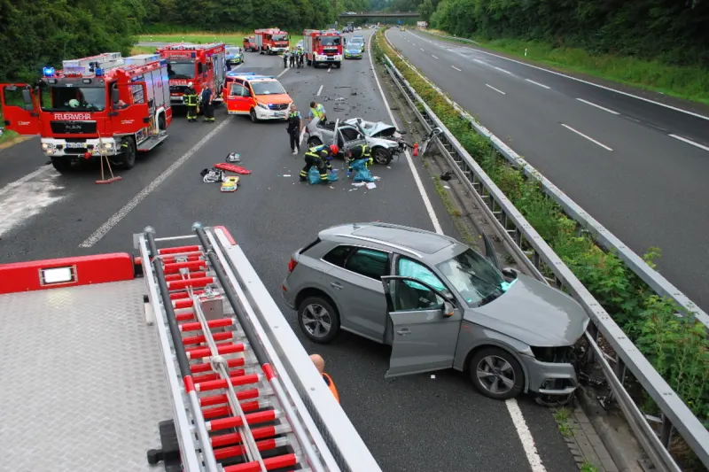 Schwerer Verkehrsunfall auf der Autobahn BAB 46 - zwei Rettungshubschrauber benötigt