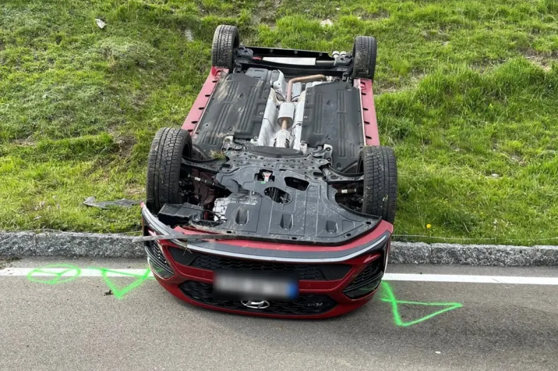 Realp UR - Auto macht sich auf dem Furka selbständig