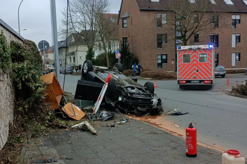 Unfall in Paderborn – Auto überschlägt sich auf Gehweg