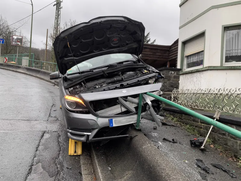 Ennepetal: Von Straße abgekommen und in Seitenbegrenzung gekracht