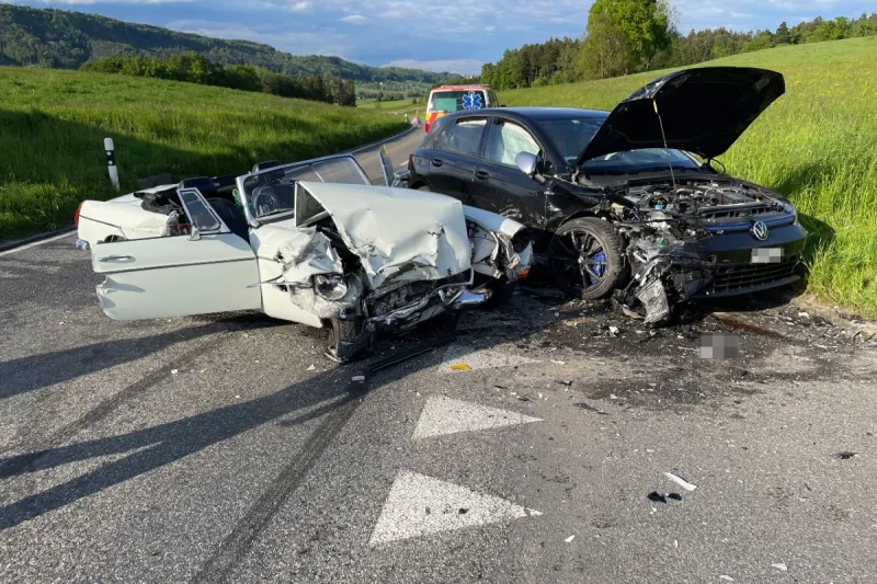 Unfall Wängi TG - Hauptstrasse musste nach heftiger Kollision gesperrt werden