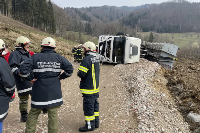 Bezirk Vöcklabruck – Lkw kippte beim Abladen um