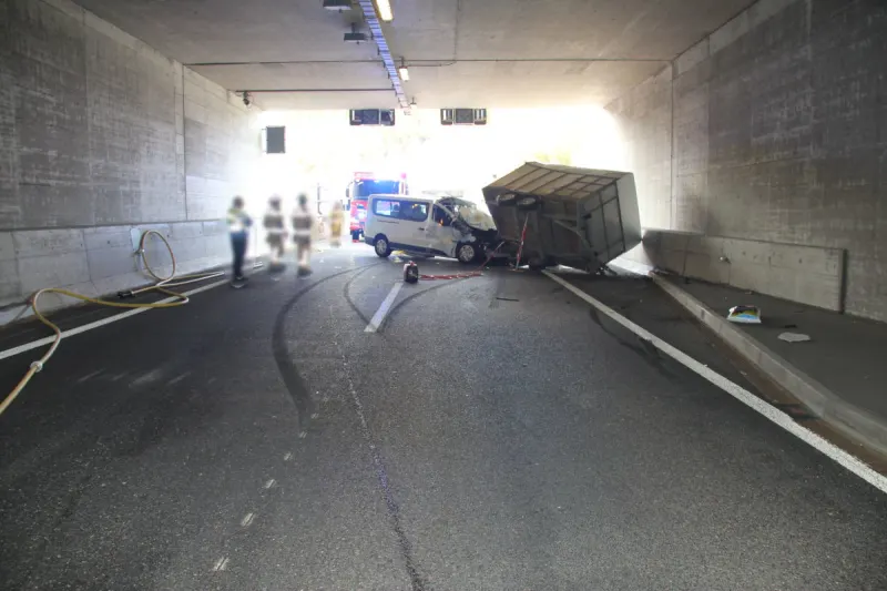 Unfall bei Porrentruy JU – Kleinbus prallt in Viehtransport