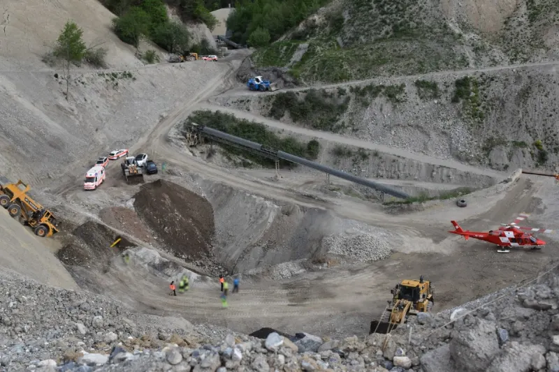 Domat/Ems GR - 40-Jährige rutscht mit Dumper Abhang hinunter und verletzt sich 