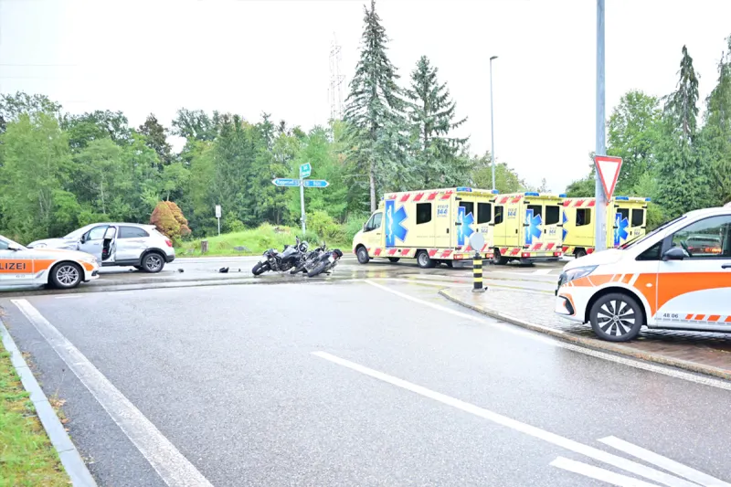 Rapperswil-Jona SG – Drei Verletzte nach Kollision zwischen Pkw und Töffs 