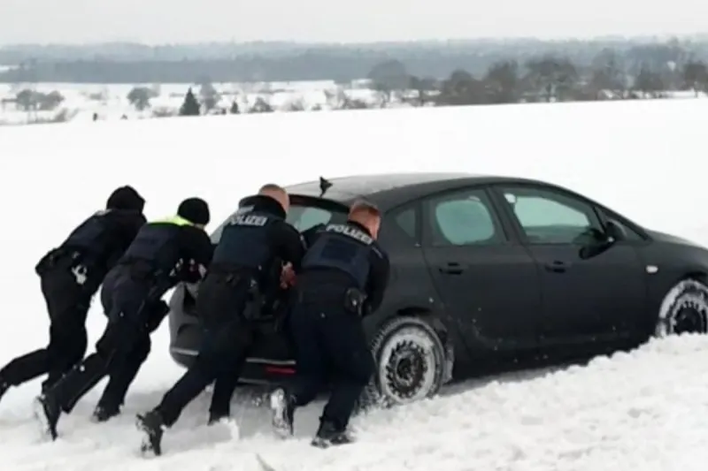 Eigenrode – Polizei hilft Fahrerin aus verschneitem Straßengraben